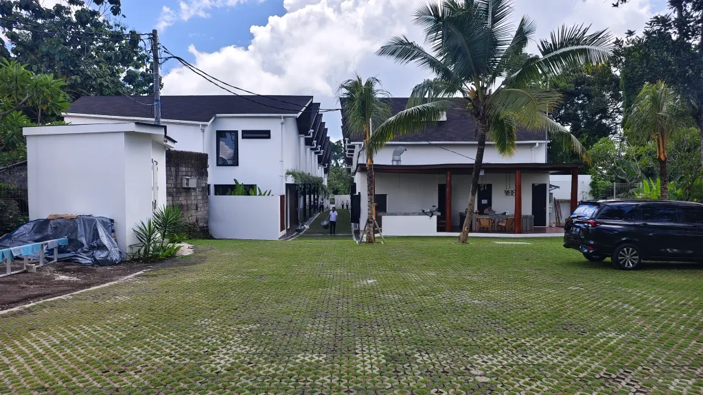 Tropical courtyard with modern buildings.